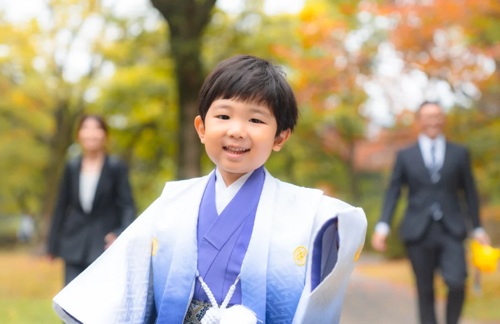 駆け寄る男の子