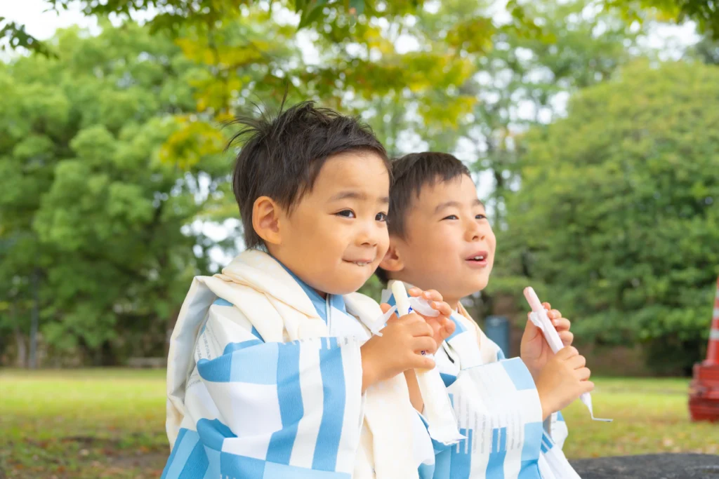 飴を楽しそうに舐める兄弟